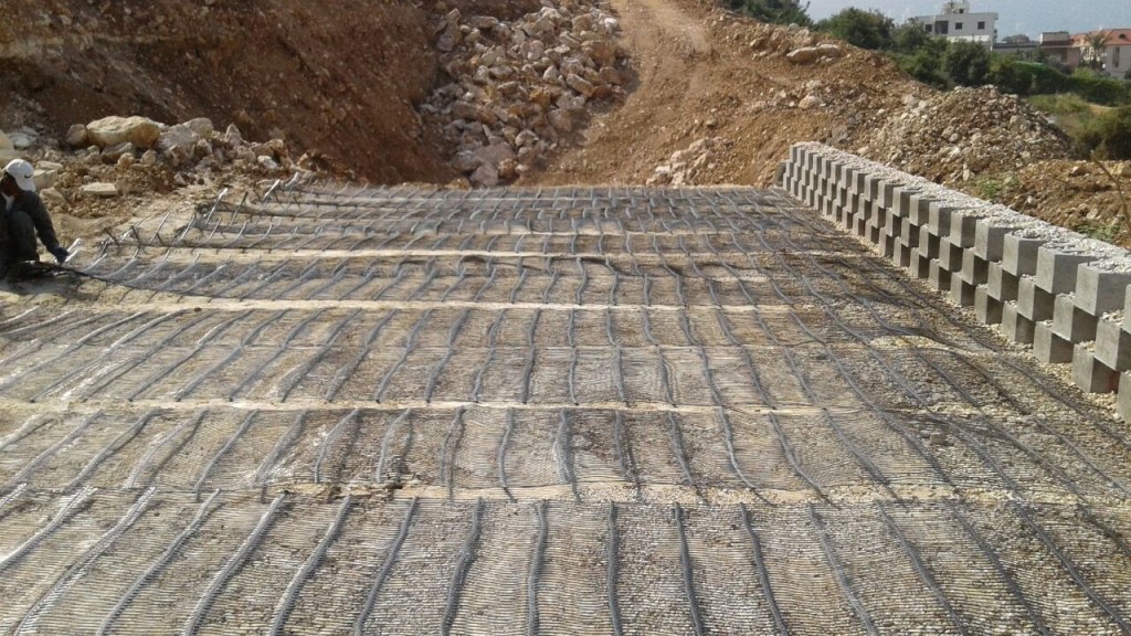 Tabarja - The building of a modular block retaining wall